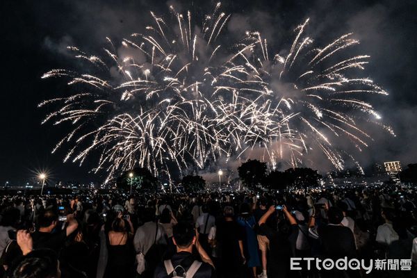 ▲▼大稻埕煙火成上班族七夕熱門約會景點。（圖／台灣觀光創新協會提供）