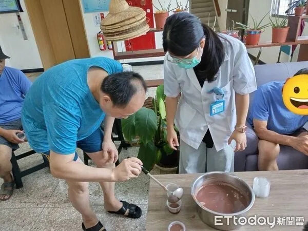 ▲▼玉里醫院暑假舉辦「夏日美食團體」，透過製作美食的誘因，喚醒住民參與活動的積極性與內在動機。（圖／玉里醫院提供，下同）