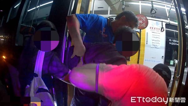 ▲警員細心攙扶陳女至接駁車上。（圖／記者楊晨東翻攝）