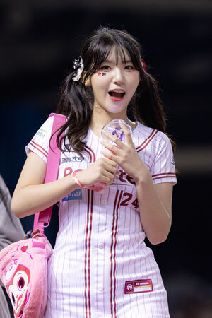 ▲▼Nikki和廉世彬互動可愛。（圖／樂天桃猿提供）