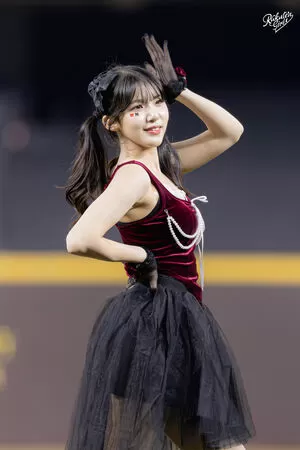 ▲▼Nikki和廉世彬互動可愛。（圖／樂天桃猿提供）