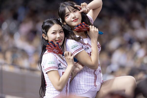 ▲▼Nikki和廉世彬互動可愛。（圖／樂天桃猿提供）