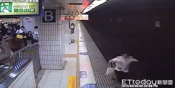 ▲▼監視器拍下詹男滑手機不慎墜落鐵軌             。（圖／記者陳以昇翻攝）