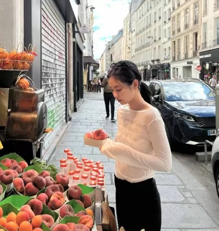 ▲▼Jennie把平民T穿得像精品！上衣被神出「不到1千元」　韓網搶爆。（圖／翻攝自Jennine IG）