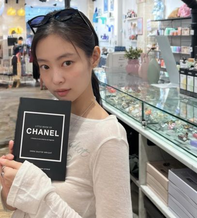 ▲▼Jennie把平民T穿得像精品！上衣被神出「不到1千元」　韓網搶爆。（圖／翻攝自Jennine IG）