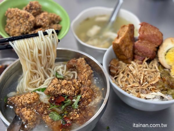 ▲▼台南在地人從小吃到大的「阿秋浮水土魠魚羹」。（圖／部落客台南好food遊提供）