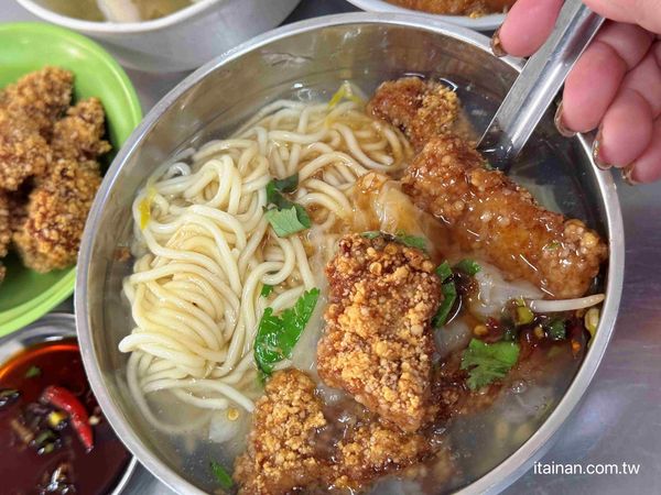 ▲▼台南在地人從小吃到大的「阿秋浮水土魠魚羹」。（圖／部落客台南好food遊提供）