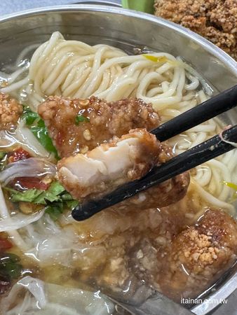 ▲▼台南在地人從小吃到大的「阿秋浮水土魠魚羹」。（圖／部落客台南好food遊提供）