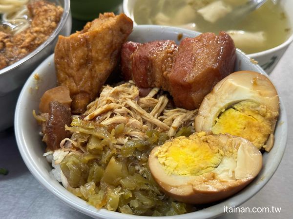 ▲▼台南在地人從小吃到大的「阿秋浮水土魠魚羹」。（圖／部落客台南好food遊提供）