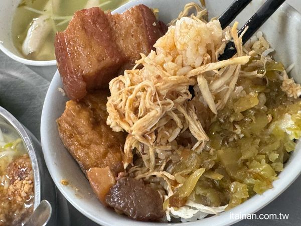 ▲▼台南在地人從小吃到大的「阿秋浮水土魠魚羹」。（圖／部落客台南好food遊提供）