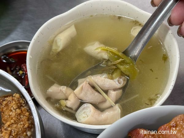 ▲▼台南在地人從小吃到大的「阿秋浮水土魠魚羹」。（圖／部落客台南好food遊提供）