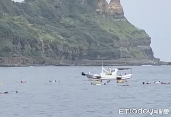 ▲▼有民眾在新北市龍洞灣拍下漁船從潛水客旁邊駛過畫面，當時僅距離潛客約10公尺。（圖／台灣自由潛水發展協會提供）