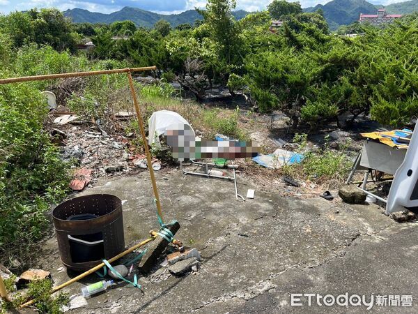 ▲▼高雄市美濃區成功路傳出一起死亡案件。一名2張姓老翁被兒子發現倒臥於自家門口旁的農地，已明顯死亡。（圖／記者吳世龍翻攝）