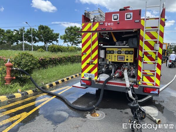 ▲台南市麻豆區關帝廟農用包材倉庫火警，消防隊迅速出動撲滅火勢。（記者林東良翻攝，下同）