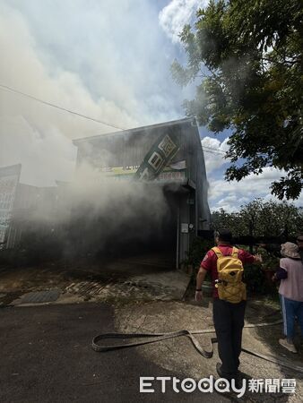 ▲台南市麻豆區關帝廟農用包材倉庫火警，消防隊迅速出動撲滅火勢。（記者林東良翻攝，下同）