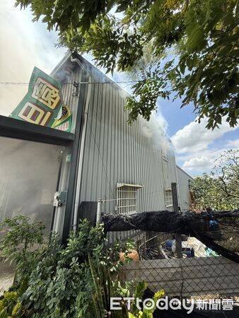 ▲台南市麻豆區關帝廟農用包材倉庫火警，消防隊迅速出動撲滅火勢。（記者林東良翻攝，下同）