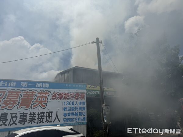 ▲台南市麻豆區關帝廟農用包材倉庫火警，消防隊迅速出動撲滅火勢。（記者林東良翻攝，下同）