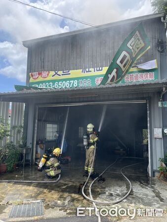 ▲台南市麻豆區關帝廟農用包材倉庫火警，消防隊迅速出動撲滅火勢。（記者林東良翻攝，下同）