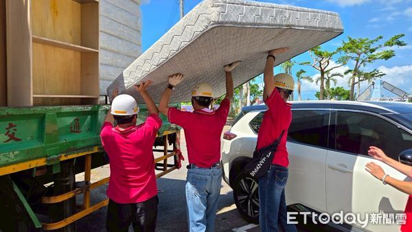 ▲台南市勞工局持續號召「做工行善團」志工，協助弱勢家庭改善居住環境，並在丹娜絲颱風過後投入災後重建。（圖／記者林東良翻攝，下同）