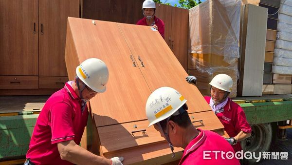 ▲台南市勞工局持續號召「做工行善團」志工，協助弱勢家庭改善居住環境，並在丹娜絲颱風過後投入災後重建。（圖／記者林東良翻攝，下同）