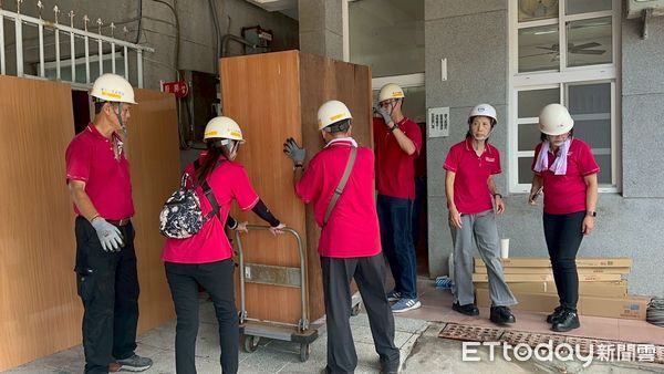 ▲台南市勞工局持續號召「做工行善團」志工，協助弱勢家庭改善居住環境，並在丹娜絲颱風過後投入災後重建。（圖／記者林東良翻攝，下同）