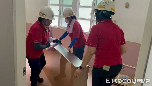 ▲台南市勞工局持續號召「做工行善團」志工，協助弱勢家庭改善居住環境，並在丹娜絲颱風過後投入災後重建。（圖／記者林東良翻攝，下同）