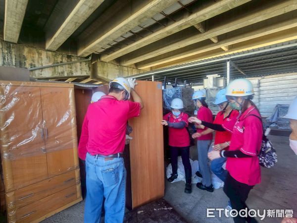 ▲台南市勞工局持續號召「做工行善團」志工，協助弱勢家庭改善居住環境，並在丹娜絲颱風過後投入災後重建。（圖／記者林東良翻攝，下同）