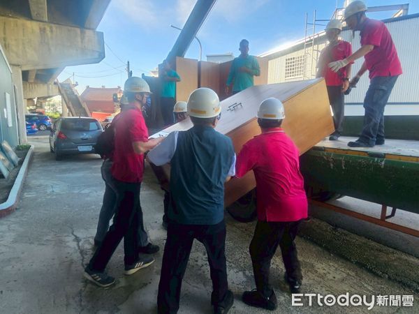 ▲台南市勞工局持續號召「做工行善團」志工，協助弱勢家庭改善居住環境，並在丹娜絲颱風過後投入災後重建。（圖／記者林東良翻攝，下同）