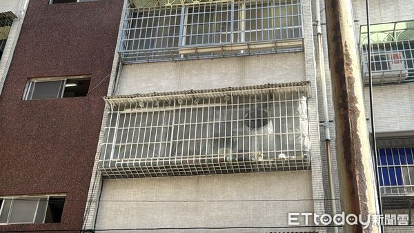 ▲▼高雄鳳山一棟公寓發生火警。（圖／記者許宥孺翻攝）