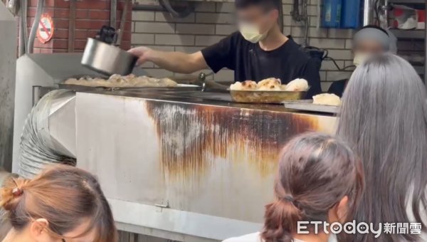 ▲▼彰化知名肉圓店起火，撲滅後店外仍排滿人潮。（圖／記者唐詠絮翻攝）