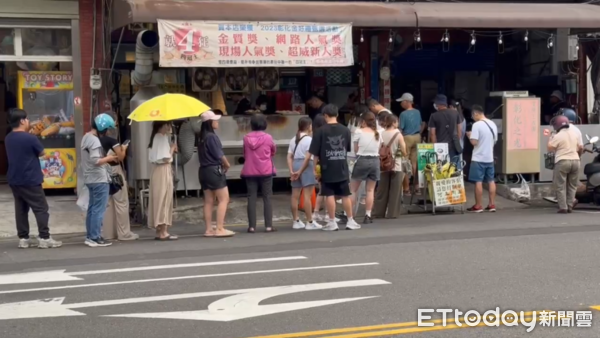▲▼彰化知名肉圓店起火，撲滅後店外仍排滿人潮。（圖／記者唐詠絮翻攝）
