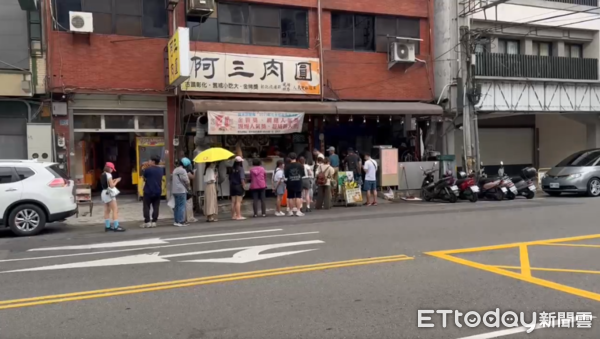 ▲▼彰化知名肉圓店起火，撲滅後店外仍排滿人潮。（圖／記者唐詠絮翻攝）