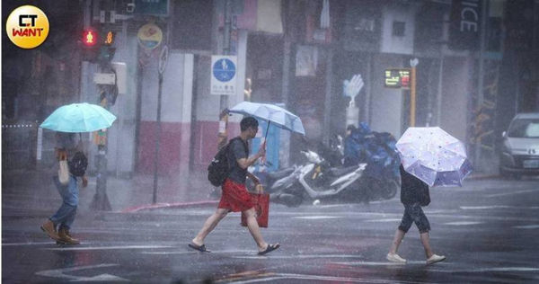 今年第11號颱風「楊柳」來勢洶洶，中央氣象署路徑潛勢預報圖顯示將是穿心颱。（示意圖／劉耿豪攝）