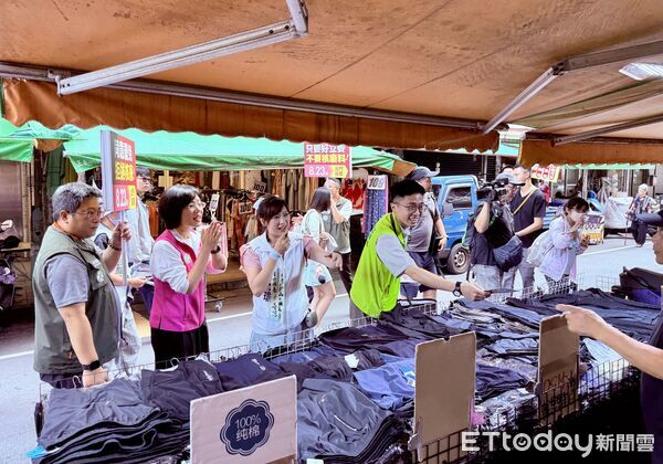 ▲▼罷免國民黨立委羅明才團體「拔羅波」今（10日）上午和民進黨立委、新北黨部主委蘇巧慧以及民進黨新北市議員陳乃瑜、民進黨新北市議員陳永福特助陳韋任前往安坑掃市場。（圖／記者詹詠淇攝）