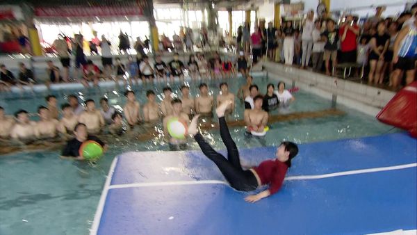 ▲▼籃籃跌進水中。（圖／民視提供）