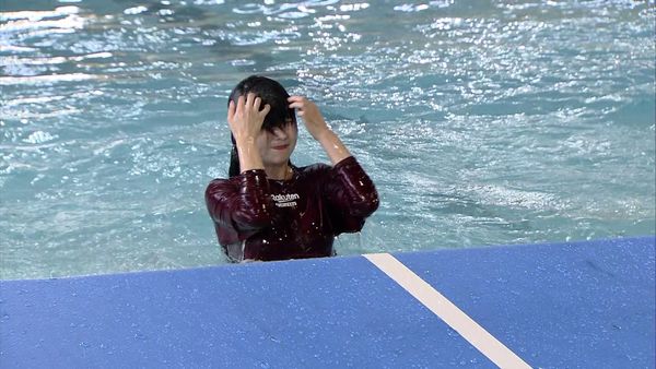 ▲▼籃籃跌進水中。（圖／民視提供）