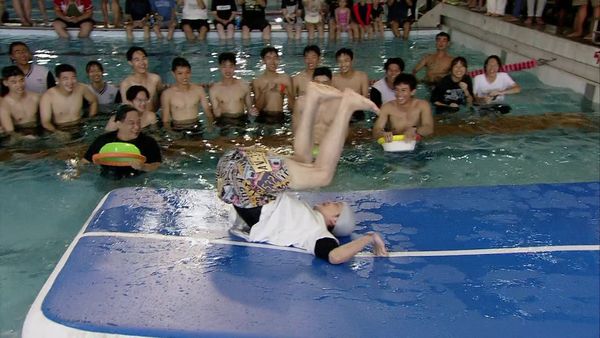 ▲▼籃籃跌進水中。（圖／民視提供）