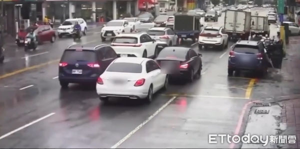 ▲▼三民二逼車             。（圖／記者陳宏瑞翻攝）