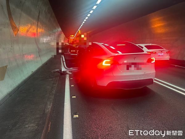 ▲▼白色特斯拉轎車自撞國5北向15.6公里處雪隧內側隧道壁，導致隧道內交通一度壅塞。（圖／記者游芳男翻攝，下同）