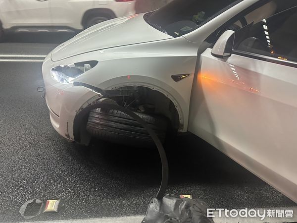 ▲▼白色特斯拉轎車自撞國5北向15.6公里處雪隧內側隧道壁，導致隧道內交通一度壅塞。（圖／記者游芳男翻攝，下同）
