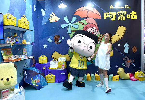 ▲陳瑋薇懷二寶現身文博會力挺《小兒子阿甯咕》。（圖／夢田影像提供）