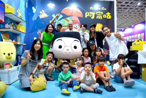 ▲陳瑋薇懷二寶現身文博會力挺《小兒子阿甯咕》。（圖／夢田影像提供）