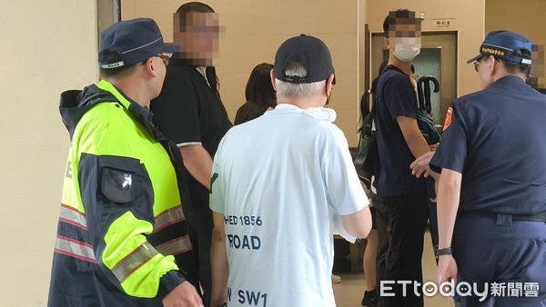 ▲▼ 17歲女遭撞拋飛慘死！中和凌晨奪命車禍影片曝　父認屍痛哭癱坐 。（圖／記者陳以昇翻攝）