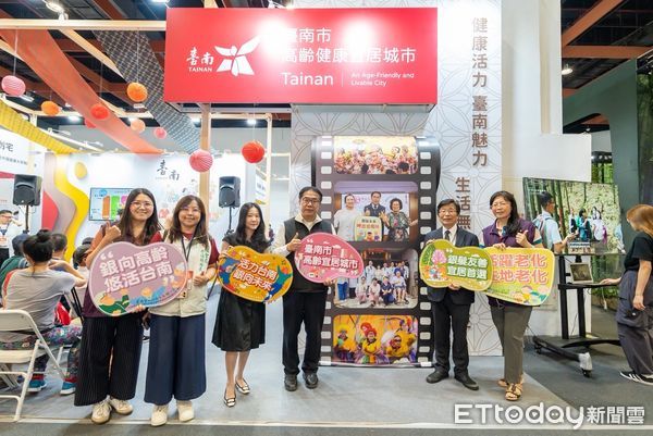 ▲台南市長黃偉哲到台南主題館與民眾互動，展現高齡宜居城市的活力與魅力。（記者林東良翻攝，下同）