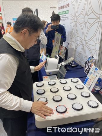 ▲台南市長黃偉哲到台南主題館與民眾互動，展現高齡宜居城市的活力與魅力。（記者林東良翻攝，下同）