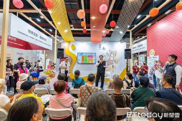 ▲台南市長黃偉哲到台南主題館與民眾互動，展現高齡宜居城市的活力與魅力。（記者林東良翻攝，下同）