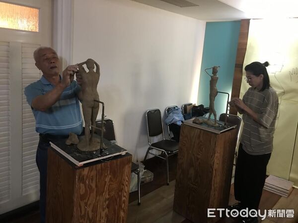▲台灣木雕大師石振雄與女兒石珮君同場創作。（圖／埔里鎮寶大飯店提供）