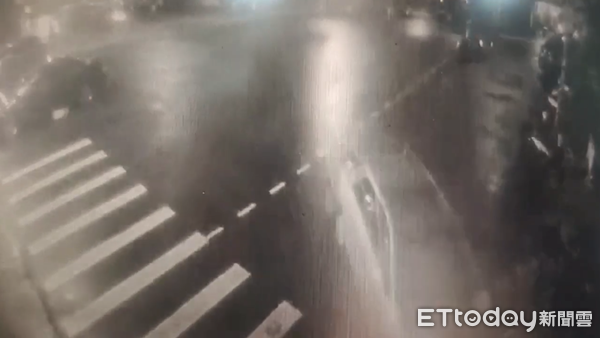 ▲▼爛醉正妹自撞民宅，拒捕倒地耍賴，還喊「我是女生耶」。（圖／記者唐詠絮翻攝）