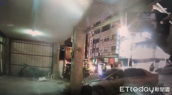 ▲▼爛醉正妹自撞民宅，拒捕倒地耍賴，還喊「我是女生耶」。（圖／記者唐詠絮翻攝）