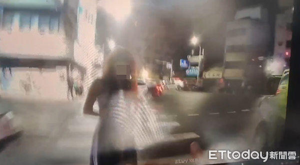 ▲▼爛醉正妹自撞民宅，拒捕倒地耍賴，還喊「我是女生耶」。（圖／記者唐詠絮翻攝）